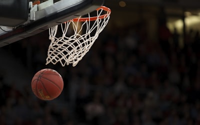 篮球比赛直播画面 - NBA球员扣篮瞬间